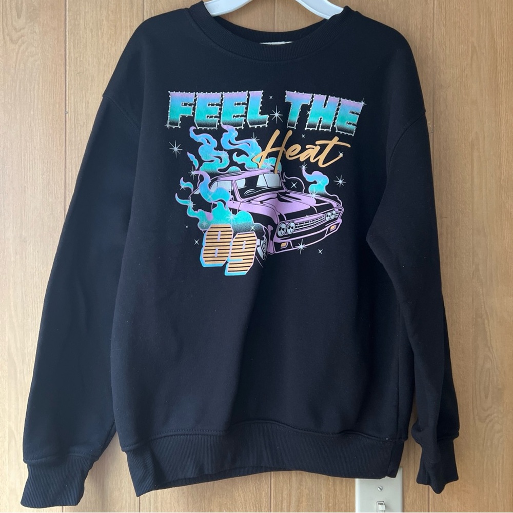 Wound Up Sweatshirt Women S (4-6)Black Feel The Heat Graphic Print Crew Neck